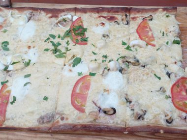 Dikdörtgen deniz ürünleri pizzası. Ev yapımı pizza..