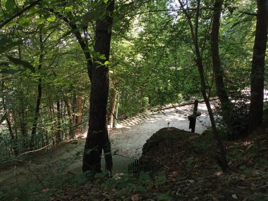 Kavşağın yukarısından bak.