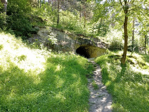 Είσοδος Στη Σπηλιά Μια Σπηλιά Στην Αμμόπετρα Μονοπάτι Που Οδηγεί — Φωτογραφία Αρχείου