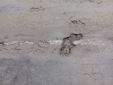 Çukur tam olarak yolun ortasındadır. Tehlikeli yol yüzeyi. Şehirlerarası yol bağlantılarının düşük kalitede kapsamı.