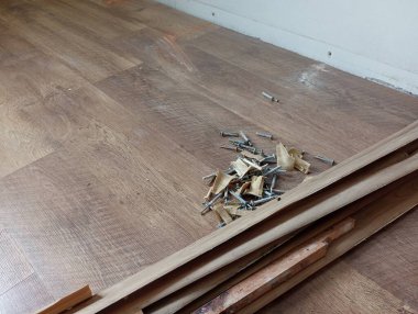 The dismantled plinths are piled up. The initial stage of renovation, preparing the room for renovation. The plinth and dowels with which they are attached are folded for further disposal.