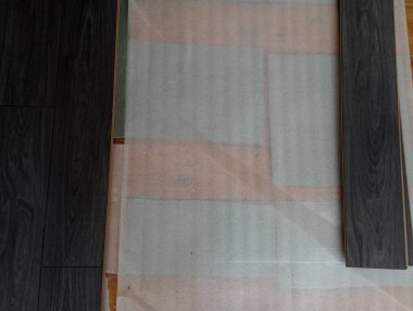 Kaplama yapmak için zemin yüzeyini düzleştiriyorum. Evde kendi kendini tamir ediyor. Kaplama döşeniyor.