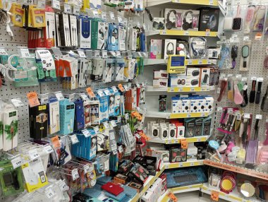 Sambir, Lviv bölgesi, Ukrayna - 24 Temmuz 2023: Sambor 'daki dükkanlardan birinde kulaklıklı bir sayaç. Bir perakende mağazasında çok sayıda farklı türde kulaklık bulunur..