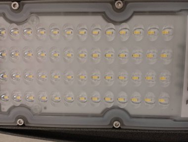 Sokak lambasındaki LED 'ler. LED paneli. Bir kavşakta çok sayıda LED.
