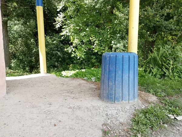 古い青いコンクリートダストビンは公共交通機関の停留所の近くに立っています — ストック写真