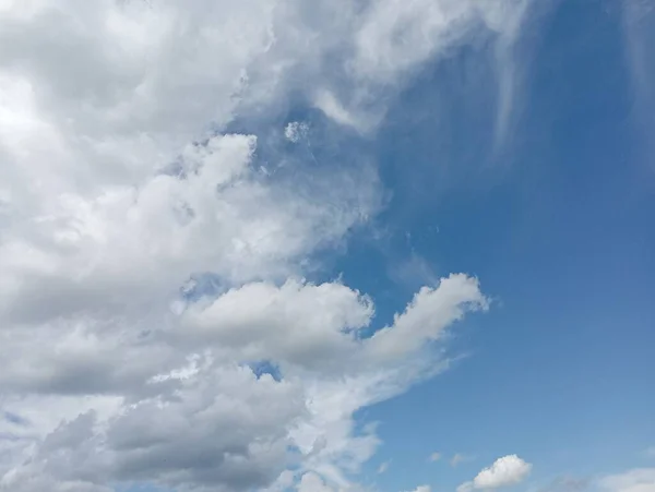 Ουράνιο Φόντο Καθαρό Ήρεμο Γαλάζιο Ουρανό Καλοκαίρι Πάνω Από Τον — Φωτογραφία Αρχείου