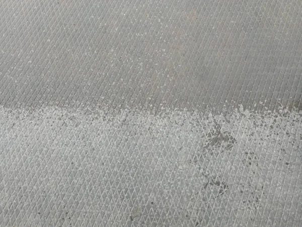 灰色のコンクリートの濡れた乾燥した表面の質感と交差し ロンボウスのパターンを形成する線の構造 — ストック写真