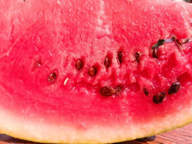 Kırmızı parlak tatlı karpuz siyah tohumlarla boydan boya kesilmiş..