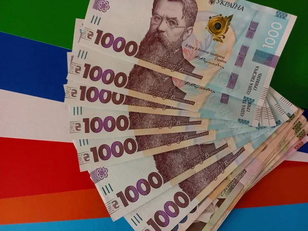 カラフルな背景にウクライナの通貨 ウクライナの紙幣 千のグリブニャの宗派 — ストック写真