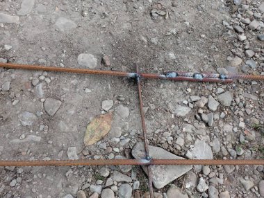 Beton yapıları güçlendirmek için takviyeden kaynaklanmış bir yapı. İnşaat için metal tesisat.