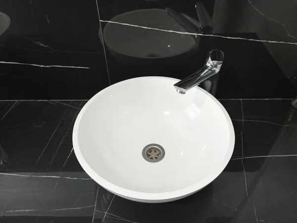 黒い背景に白い丸い洗面台 白セラミックシンク付きブラックバスルーム — ストック写真