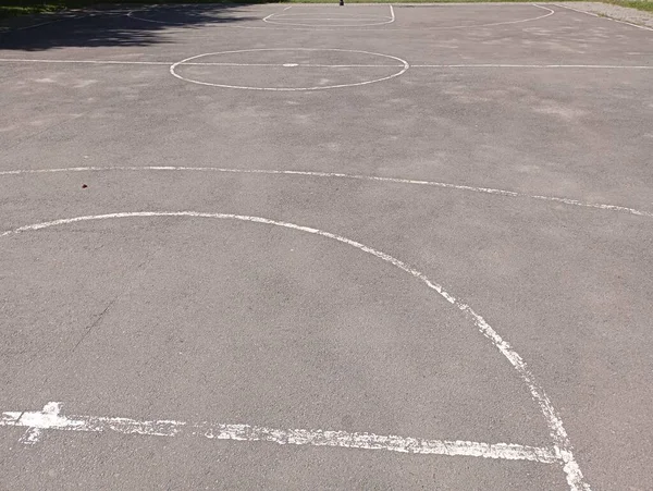后院篮球场沥青路面上的标记 — 图库照片
