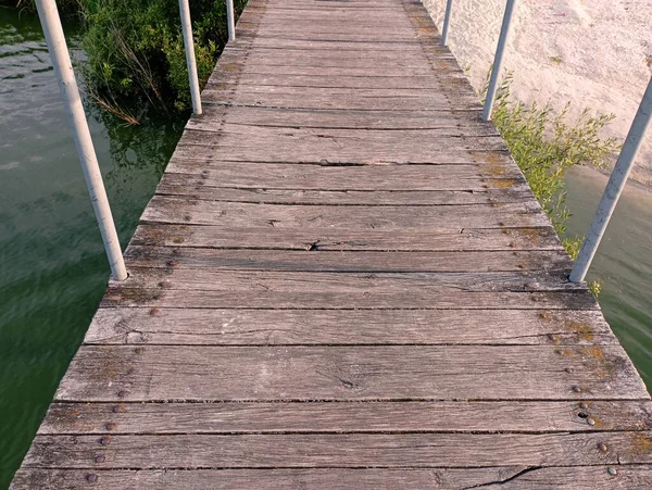 Bellissimo Ponte Legno Sull Acqua Sentiero Sull Acqua Attraversamento Pedonale — Foto Stock