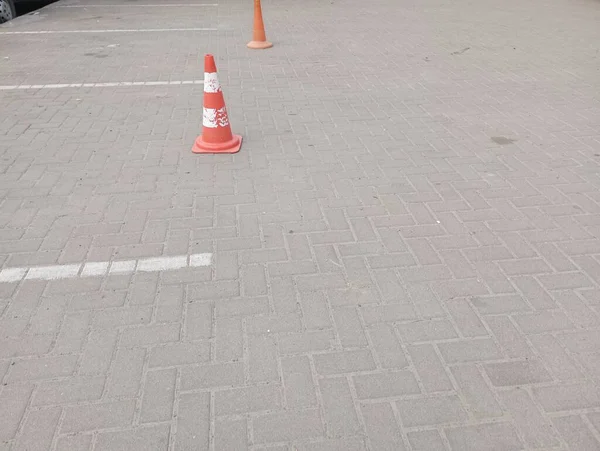 Σημάνσεις Στάθμευσης Είναι Πορτοκαλί Κώνοι Περιορισμού Άσφαλτο Στάθμευσης — Φωτογραφία Αρχείου