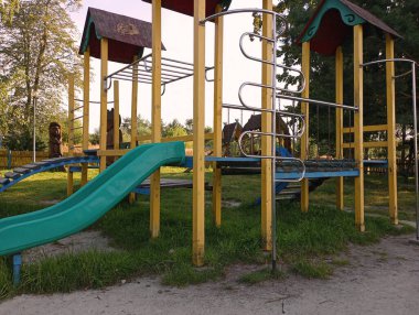 Çocuklar için karmaşık bir eğlence alanı olan çocuk parkı. Çocuklar için spor ve eğlence merkezi.