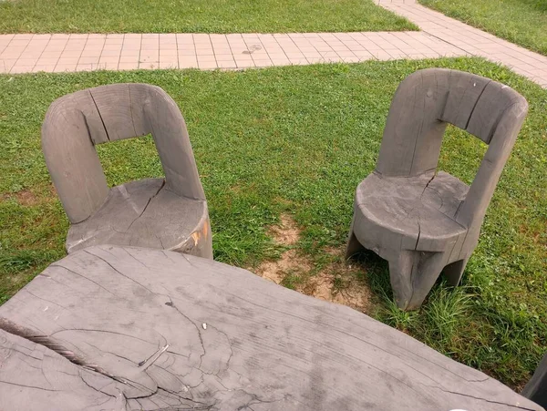 Καρέκλες Και Ένα Τραπέζι Σκαλισμένο Από Ξύλινα Κούτσουρα Διακόσμηση Κήπου — Φωτογραφία Αρχείου