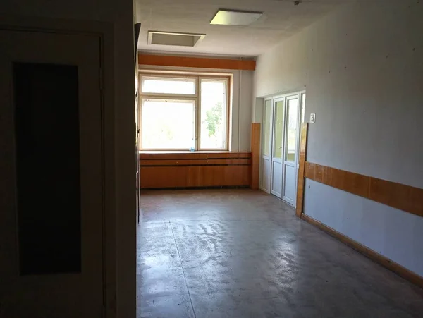 Ένας Διάδρομος Νοσοκομείου Στο Τέλος Του Οποίου Υπάρχει Ένα Παράθυρο — Φωτογραφία Αρχείου