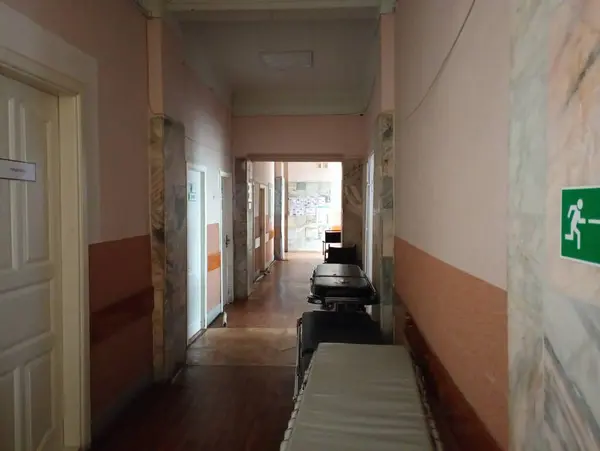 Ένας Διάδρομος Νοσοκομείου Στον Οποίο Υπάρχουν Κρεβάτια Φορείων Για Μεταφορά — Φωτογραφία Αρχείου