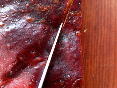 Bir bıçak lezzetli bir ev yapımı elmalı turta keser. Kahverengi, iyi pişmiş elmalı turta..