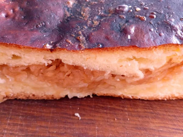 自家製アップルパイ 自分の手で焼いたおいしいケーキ セクションの写真 — ストック写真