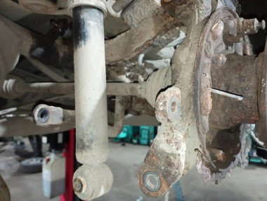 Arka süspansiyonun parçalarını değiştirmek için asansördeki araba servisindeki tekerleği çıkartın. Araba tamiri ve mevsimlik bakım konuları.