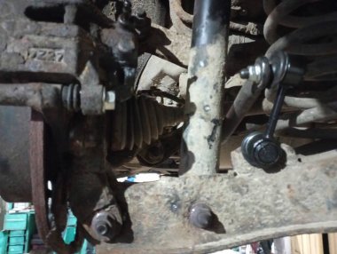 Eski yedek parçaların yenileri için değiştirilmiş araba süspansiyonu tamiri. Benzin istasyonundaki araba..