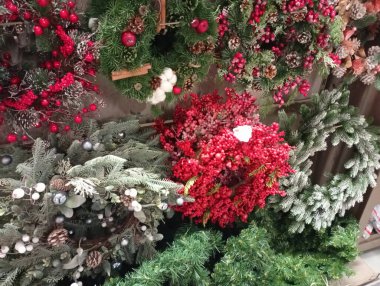 Kapıdaki Noel ağacı ve oyuncaklarından yapılmış yeni yıl süslemeleri. Tezgahtaki güzel Noel temalı daireler. Yeni yıl ve Noel tatili için hazırlık.