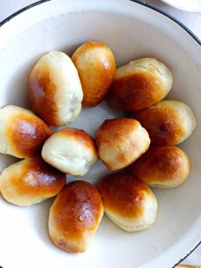 Fırında pişirilmiş lezzetli turtalar metal bir kase içinde. Ev yapımı yemekler..