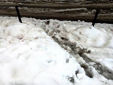 Kardan arınmış çözümsüz şehir sokakları. Yolda ve kaldırımda çok kar var. Şiddetli kar yağışı ile kar fırtınası.