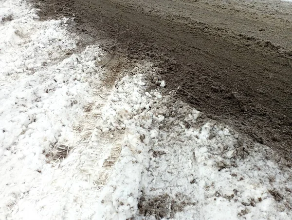 Karla kaplı, kardan açılmamış bir yol. Yoğun kar yağışından sonra kışın zorlu bir yol.