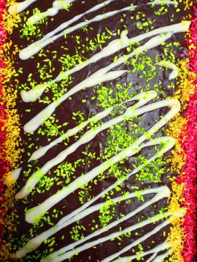 Çikolata ve çok renkli hindistan cevizi talaşı ile kaplı lezzetli bir bisküvi..