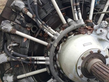 Tek motorlu uçağın motoru parçalandı. Büyük metal çoklu silindir motor tamir ve bakım altında. Uçak aygıtları ve yedek parçalar.