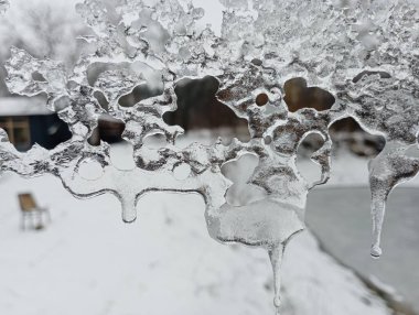 Sıcaklığın etkisiyle eriyen buzun dokusu alışılmadık bir şekilde güzel bir desen oluşturur. Bahar ısınıyor ve buz eriyor..