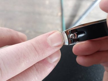 Çivi için özel maşa yardımıyla hijyenik prosedürler uyguluyoruz. Metal bir aletle manikür. Ellerdeki çivileri kesmek..