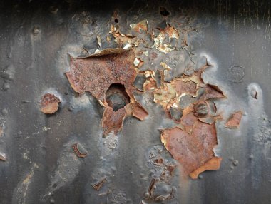 Paslı metalin üzerindeki eski siyah boyanın dokusu. Metal üzerinde antik kalıntılar. Eski boya soyulmuş ve eski paslı kaplama soyulmuş..