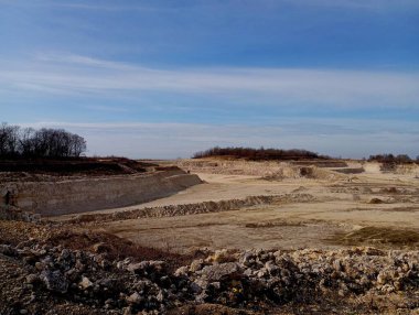 Kum ve kireç taşının çıkarılması için kum ocağı. İnşaat için büyük bir taş ocağı. Beyaz kum..