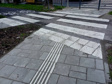 Yaya kaldırımı bisiklet yolu ile kavşakta kesişiyor. Park altyapısı ve bisiklet yolu. Yaya geçidi..