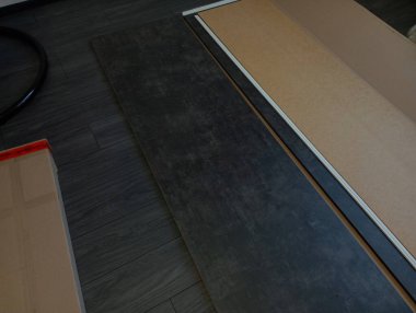 Yeni kabinenin parçalanmış yedek parçaları ambalajdan boşaltılmış olarak yerde yatıyor. Evde bağımsız olarak mobilya montajı konusu.