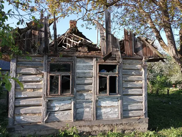 Yanında büyük bir ceviz ağacı yetişen eski bir harabe yol evi. Köy evi zamanla ağır hasar görmüş çatısı ve kırık camlarıyla yıkıldı..