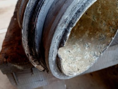 Suyun hareket ettiği alüminyum yuvarlak borunun hasar gördüğü yer. Suyun borudan aktığı hasarlı bir yer. Değiştirilmesi gereken hasarlı bir metal boru..