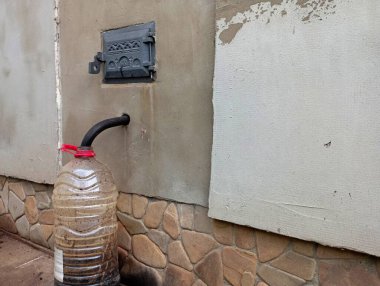 Arka kazan dairesinin duvarının yanına, kış mevsiminde evin ısıtılması sırasında bacadan kondansatör çıkarmak için bir hortum yerleştirilir. Isıtma sisteminin kurulumu ve bakımı konusu.