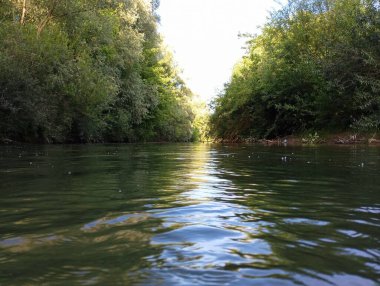 Nehrin temiz suyuyla güzel bir manzarası var. Nehir yeşil ağaçlı bankalar arasında düz bir çizgide uzanır..