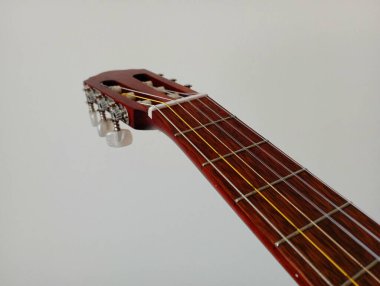 Beyaz arka planda izole edilmiş gerilmiş telli gitar boynu