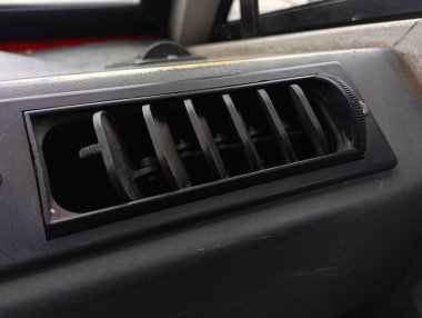 Arabanın içinde büyük siyah bir havalandırma ızgarası var. Arabanın içinde iklim kontrolü unsuru var..