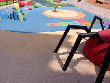 Renkli çocukların oyun alanı lastik ve küçük çocuklar için küçük renkli eğlencelerle doludur..