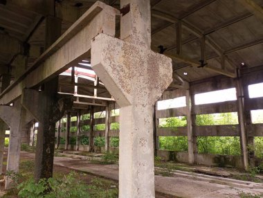 Endüstriyel beton tesisi terk edilmiş. Endüstriyel bir atölyenin büyük beton binasının yıkılması. Endüstriyel altyapı ve dokular.
