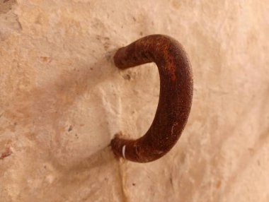 Beton bir bloğu kaldırmak için büyük paslı bir metal halka betona gömülüdür. İnşaat konusu.