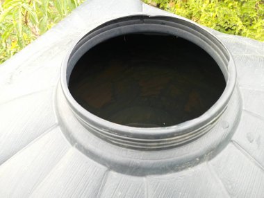 Su için açık plastik bir kap. Bir parti düzenlemek için bir eşya..