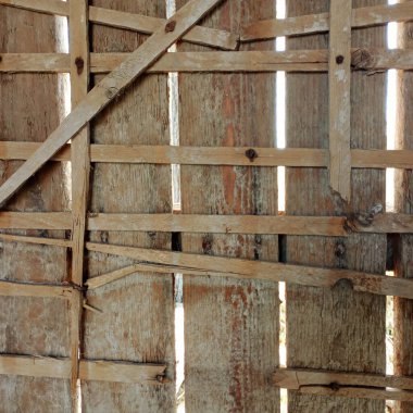 Eski ahşap bir duvarın kare arka planında, üzerinde tahta bir tabela vardı. İnşaat konuları ve sanayi geçmişleri.