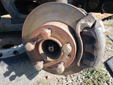 Fren balatalarıyla fren diski ve kalibre. Araba süspansiyonu değiştirme ve onarım. Otomobil ekipmanlarının tamiri ve fren sisteminin bakımı.